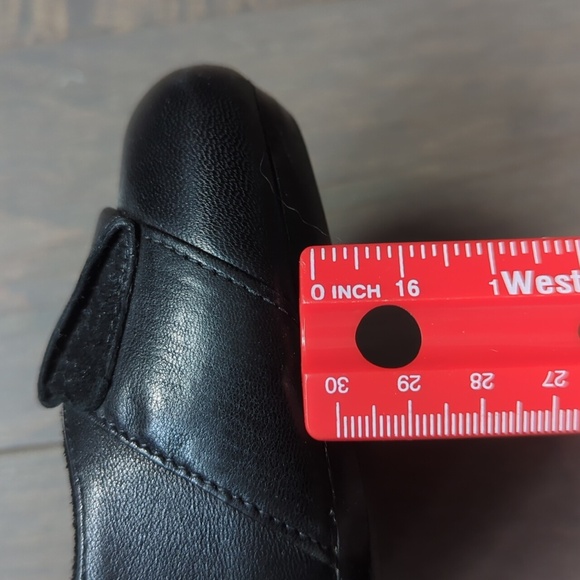 Clark's Size 6.5 Black Leather Heels - Picture 12 of 12